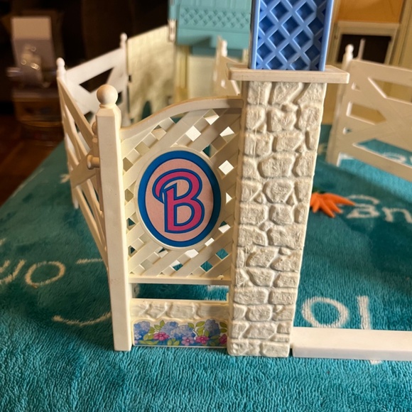 Vintage 1998 Mattel Barbie Riding Stable Horse Corral Play Set - Picture 3 of 15